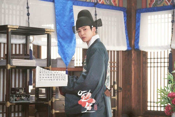 Netflix 漫改韓劇《戀幕》預告出爐！女扮男裝王世子&花美男教師，共譜宮中秘密愛情