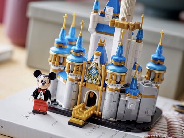 LEGO「迷你迪士尼城堡」可愛登場！小型迪士尼城堡方便組裝收藏，隨附燕尾服米奇人偶