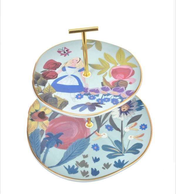 迪士尼《愛麗絲夢遊仙境》70週年紀念商品登場！雙層蛋糕架、杯盤餐具超夢幻必收藏！