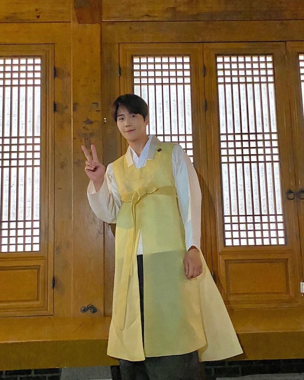 2021韓網票選「最適合穿韓服」男星TOP4，《海岸村恰恰恰》金宣虎奪下第三！