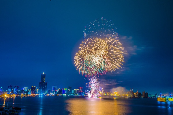 「2021國慶煙火」在高雄！海上煙火360度無死角，只開放2萬人進場，預約方式一次看！
