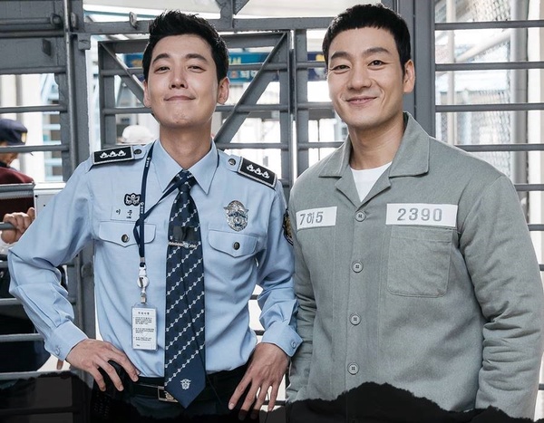 《魷魚遊戲》朴海秀9件事！曾激吻小12歲IU、《機智牢房》爆紅，下部劇也是Netflix強檔
