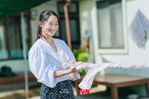 《海岸村恰恰恰》申敏兒職場穿搭重點！襯衫百搭不失誤、長洋裝顯身材比例，耳環增亮點