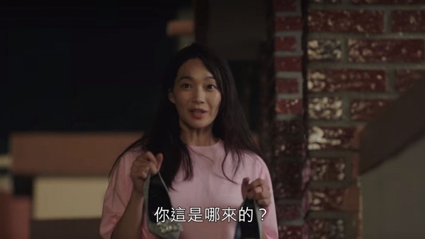 Netflix《海岸村恰恰恰》洪班長根本戀愛高手！拒絕擦嘴卻牽人家去淋雨，美大前女友就是這樣淪陷的？