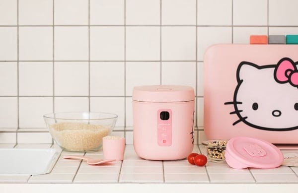 Kitty粉必收！「Hello Kitty 迷你電鍋」上市，輕巧機身+蜜桃粉質感升級，小套房也適用