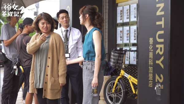 《俗女2》花絮幕後秘密！謝盈萱&嚴藝文互動超暖，嘉玲買沙發可愛反應竟是導演現場加的