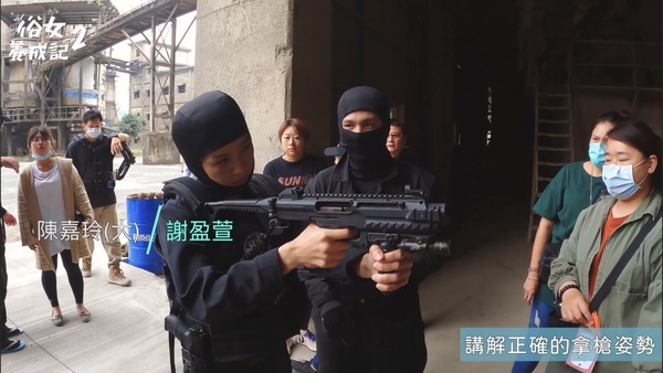 《俗女2》花絮幕後秘密！謝盈萱&嚴藝文互動超暖，嘉玲買沙發可愛反應竟是導演現場加的