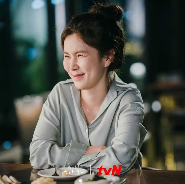 Netflix《海岸村恰恰恰》10位黃金配角！春在演過《文森佐》，不只金宣虎，孔劉李敏鎬全智賢都她孫子