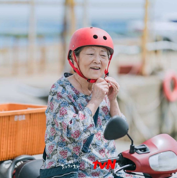 Netflix《海岸村恰恰恰》10位黃金配角！春在演過《文森佐》，不只金宣虎，孔劉李敏鎬全智賢都她孫子