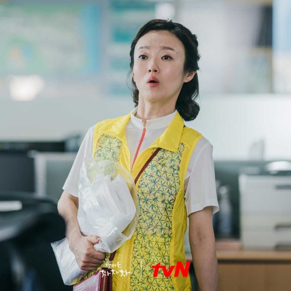 Netflix《海岸村恰恰恰》10位黃金配角！春在演過《文森佐》，不只金宣虎，孔劉李敏鎬全智賢都她孫子