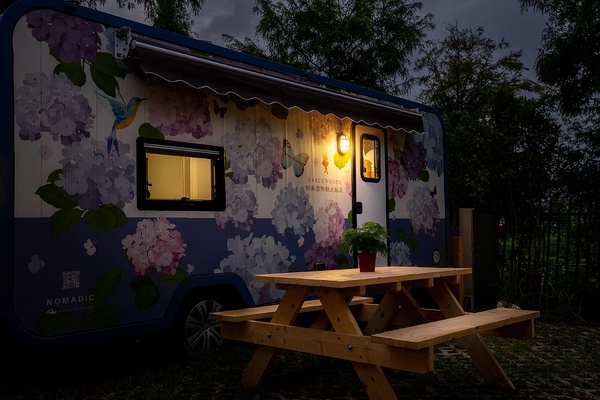 宜蘭綠舞飯店全新豪華露營車！五倍劵優惠0元入住，還可穿浴衣、看羊駝、餵水豚