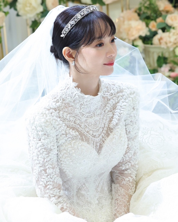 《海岸村恰恰恰》申敏兒婚紗造型回顧！和金宣虎高甜、和曹政奭搞怪，竟與朱智勳也拍過婚紗？