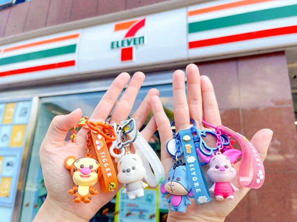 門市買得到！7-11「小熊維尼公仔鑰匙圈」9款新亮相，三麗鷗吸水餐墊超粉嫩超欠買