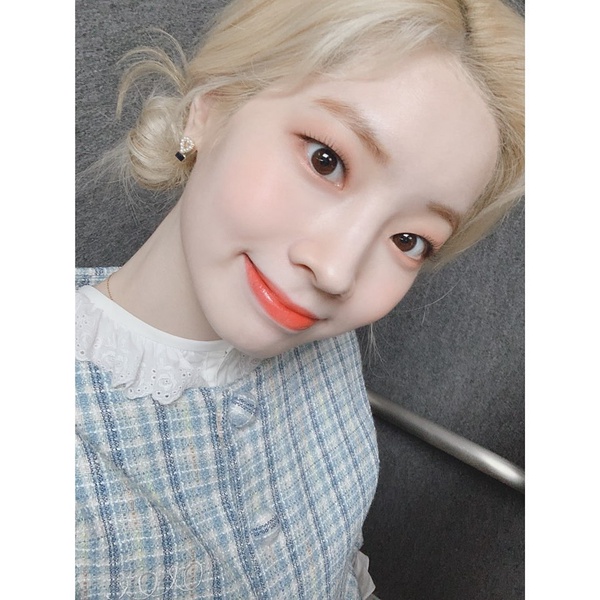 韓媒D社票選「最適合金髮女明星」TOP7！ROSÉ金髮超仙，宮脇咲良金長髮好驚豔！