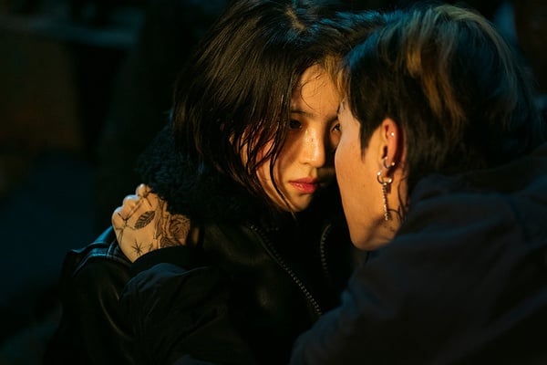 Netflix《以吾之名》結局幕後秘密！劇名藏隱喻，3個名字暗示韓素希新生？結局骨灰罈有玄機？