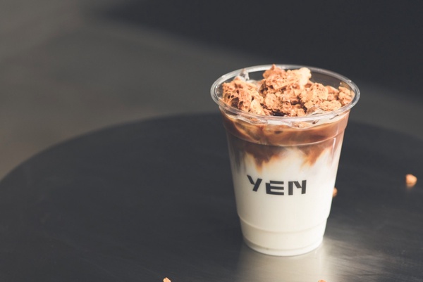台中最美咖啡廳「YEN 円」開幕！ 必點水泥拿鐵、焦糖脆餅拿鐵，清水模+藝廊打造新地標