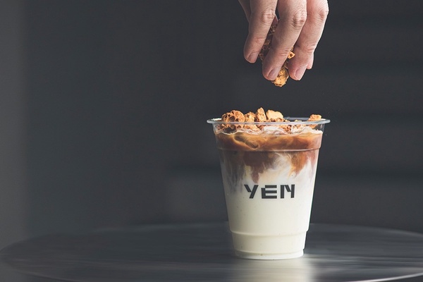 台中最美咖啡廳「YEN 円」開幕！ 必點水泥拿鐵、焦糖脆餅拿鐵，清水模+藝廊打造新地標