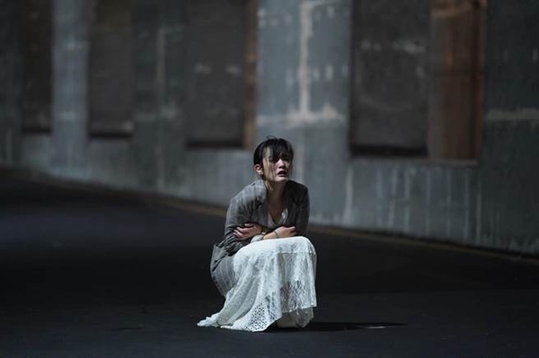 「原來要用盡全身力量去遺忘的那份愛，那才是比悲傷更悲傷的故事。」影集比電影更催淚