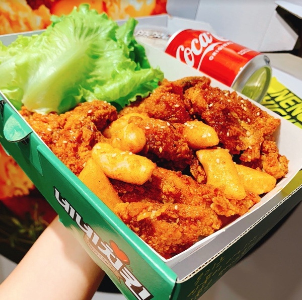 NENE CHICKEN首家「無骨炸雞專賣」開幕！辣炒年糕炸雞＋生菜超讚，加5款韓國糖餅必吃