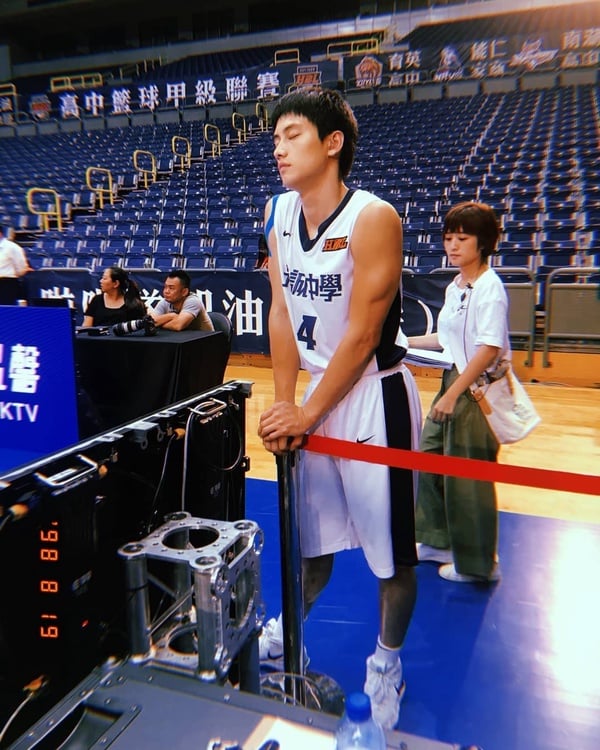 《模仿犯》范少勳9件事！BL劇《越界》爆紅，當過Gucci保全，與圈外女友愛情長跑11年