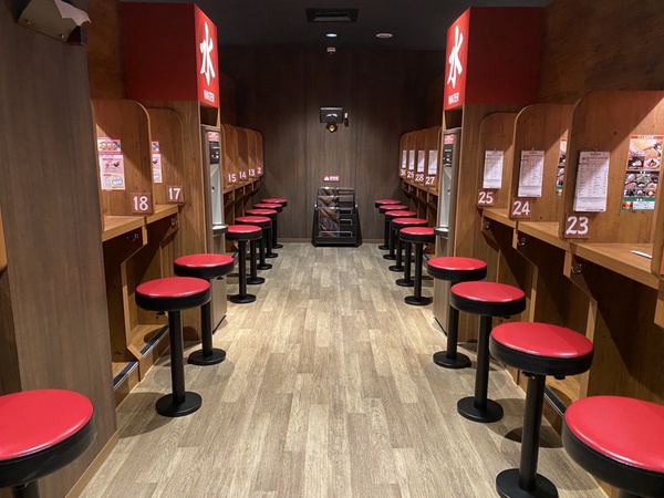 一蘭拉麵插旗台中！一蘭拉麵二號店開幕，日屋台裝潢+味集中座位，還可每日免費吃拉麵
