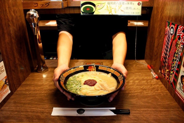 一蘭拉麵插旗台中！一蘭拉麵二號店開幕，日屋台裝潢+味集中座位，還可每日免費吃拉麵