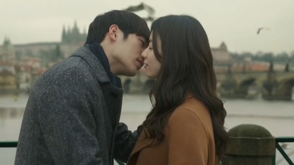 超意外的韓星吻戲！《One the woman》李荷妮吻過吳漣序？全智賢吻過休傑克曼、李冰冰？成東鎰這吻戲亮了