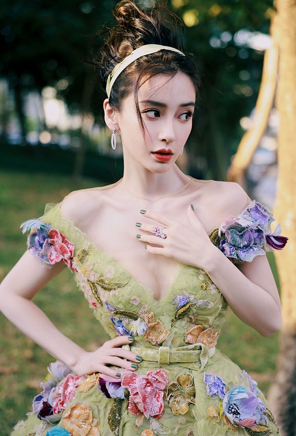 明星紅毯造型精修vs未修生圖2：楊穎Angelababy