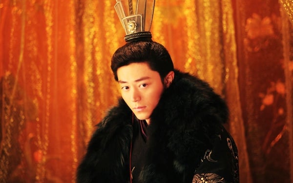 古裝劇10位男星演皇帝！成毅邪媚腹黑，羅雲熙高雅柔情，徐開騁《斛珠夫人》是瘋批帝王