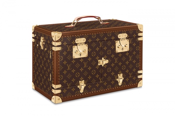 Louis Vuitton「行李箱麻將組」夢幻亮相！寶寶藍內襯+胡桃木麻將，牌面圖案超精緻