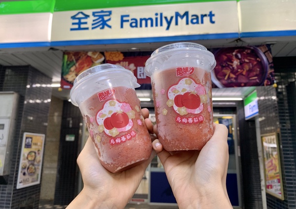 老蕭「署茗職茶」手搖全家買得到！全家「蕭魂芝士霜降鐵觀音」，濃郁奶霜奶茶控開喝！