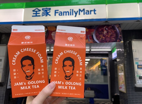 老蕭「署茗職茶」手搖全家買得到！全家「蕭魂芝士霜降鐵觀音」，濃郁奶霜奶茶控開喝！