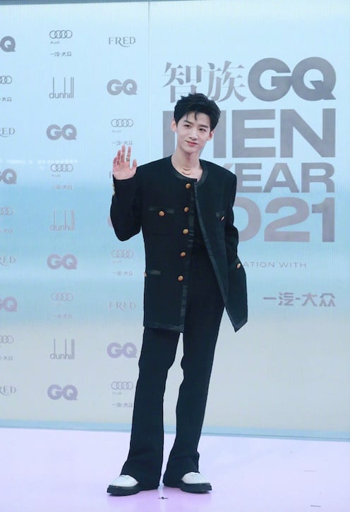 楊洋＆李現兩大流量齊聚！10位男星紅毯西裝造型，龔俊帥氣優雅，鄧倫化身禁慾系男神