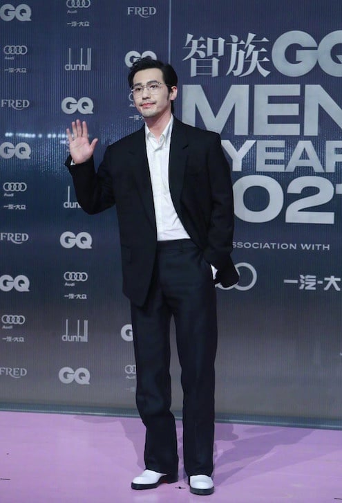 楊洋＆李現兩大流量齊聚！10位男星紅毯西裝造型，龔俊帥氣優雅，鄧倫化身禁慾系男神