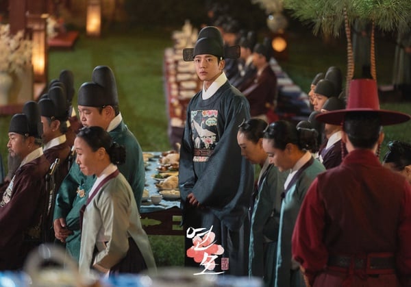 《戀慕》路雲192cm長腿趣事！冰箱在他面前變超小、把朴恩斌當啞鈴舉，卻親不到金惠奫