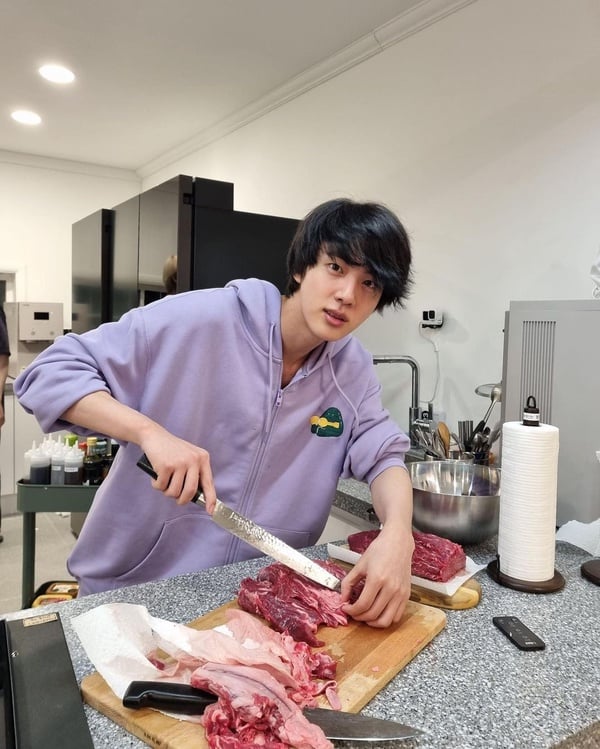 2021韓網票選「最會吃的大胃王明星」TOP6！BTS Jin一天能吃8餐，冠軍一餐吃12碗拉麵！
