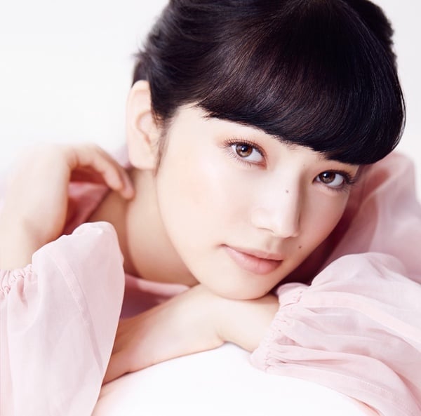 厭世感掰掰！戀愛版「小松菜奈仿妝」教學，偽素顏底妝是關鍵，腮紅這樣畫秒招桃花