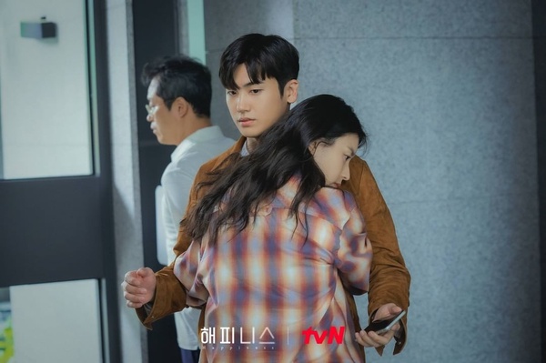 近期熱播韓劇話題度TOP10！《Happiness》第五，《現正分手中》第三，冠軍是本季大黑馬