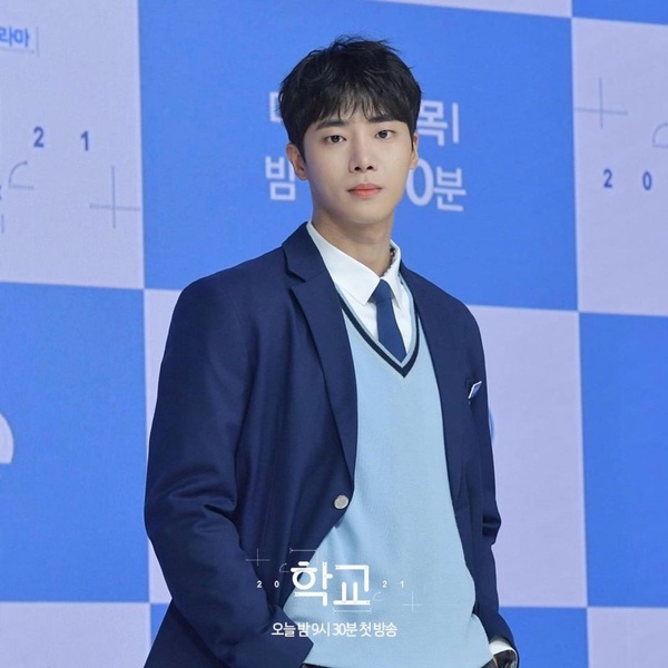 《學校》系列回顧！《學校2021》又三角戀套路、李鍾碩金宇彬演完大紅，孔劉22歲好高萌