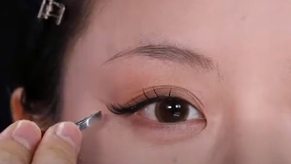 迪麗熱巴仿妝教學！熱巴同款魅惑眼妝、零破綻深邃骨相修容，打造立體混血美顏