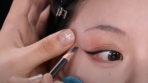迪麗熱巴仿妝教學！熱巴同款魅惑眼妝、零破綻深邃骨相修容，打造立體混血美顏