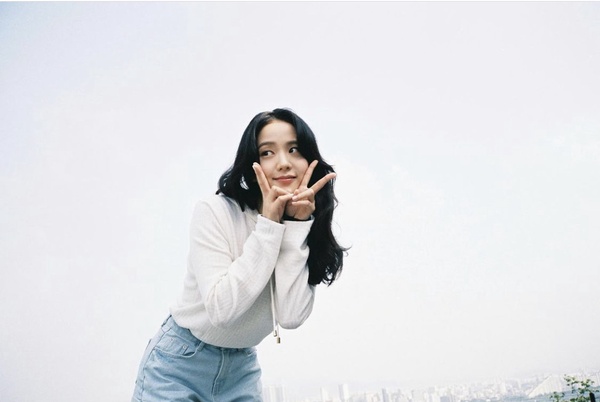 關於《雪降花》Blackpink Jisoo1: 擁有超狂家世背景 一家人都神仙級顏值