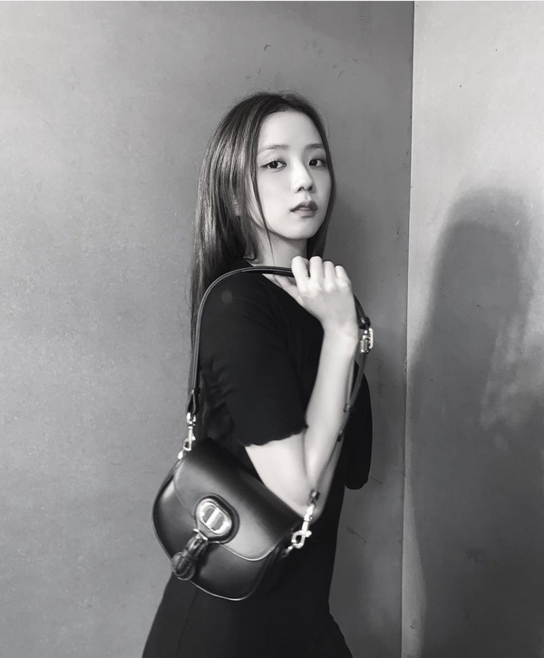關於《雪降花》Blackpink Jisoo1: 擁有超狂家世背景 一家人都神仙級顏值