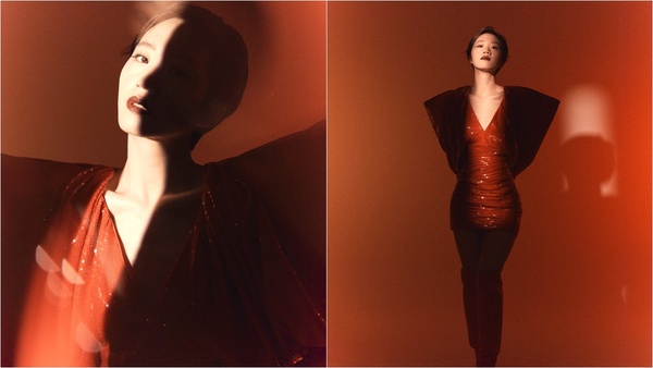 服裝/ H&amp;amp;M Innovation Circular Design Story、鞋/ Versace、飾品/Swarovski
