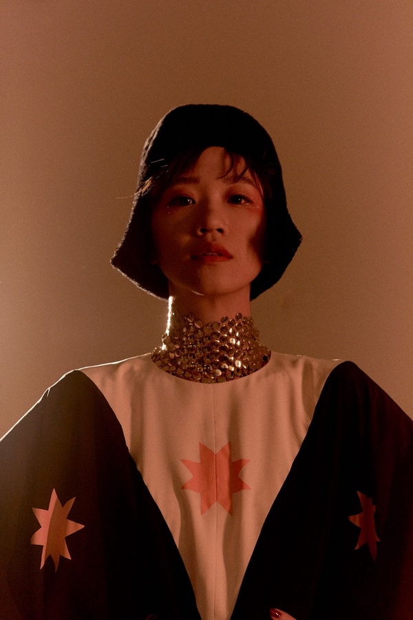 服裝/ H&amp;amp;M Innovation Circular Design Story、鞋/ Versace、飾品/Swarovski