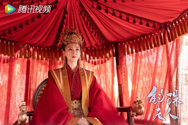 古裝劇《斛珠夫人》配角古裝vs時裝5：葉青 飾演 褚琳瑯