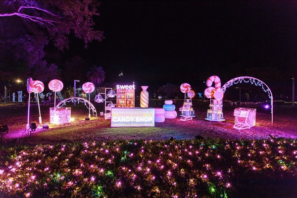 「2021屏東聖誕節」即日起登場！漸層雪花燈海隧道太浪漫，超夢幻粉紅聖誕村必朝聖！