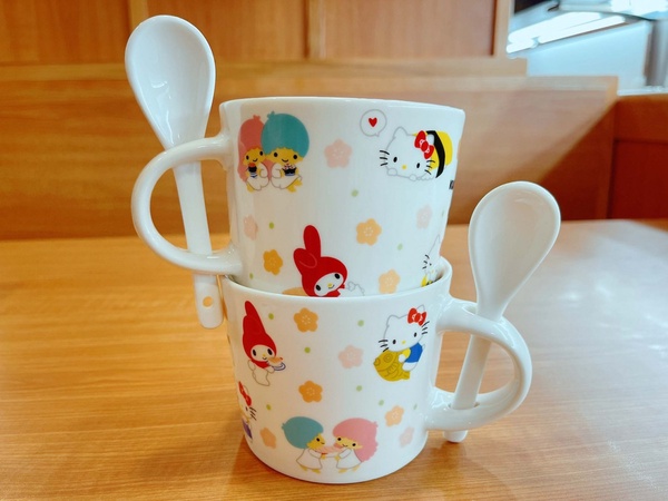 Kitty粉快搶！藏壽司x三麗鷗「HELLO KITTY杯匙組」免費送，Kitty、美樂蒂可愛又實用