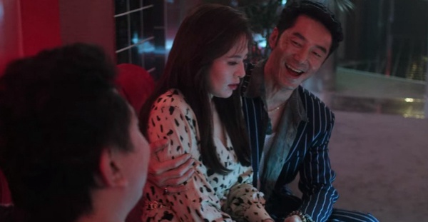 Netflix《華燈初上》幕後秘密!劉品言這幕劇本沒有,李李仁「塞冰塊」竟是現場發輝?