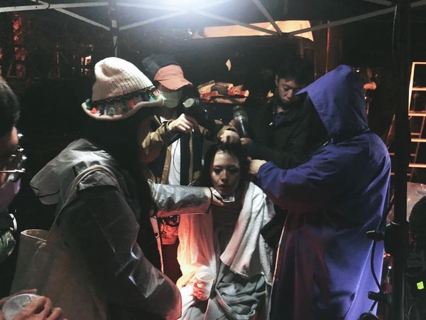 Netflix《華燈初上》幕後秘密!劉品言這幕劇本沒有,李李仁「塞冰塊」竟是現場發輝?